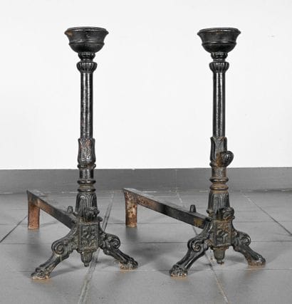 Paire de chenets en fonte.
H : 60 cm