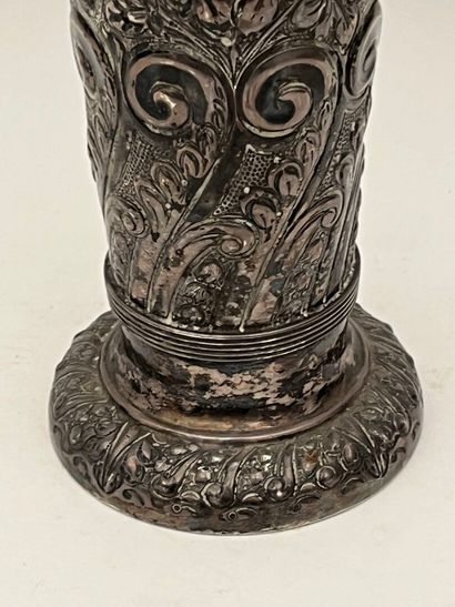 Vase tronconique en argent à décor de fleurs...