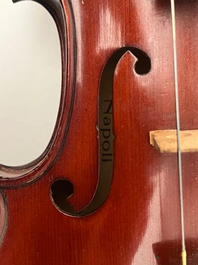 Petit violon portant une étiquette 