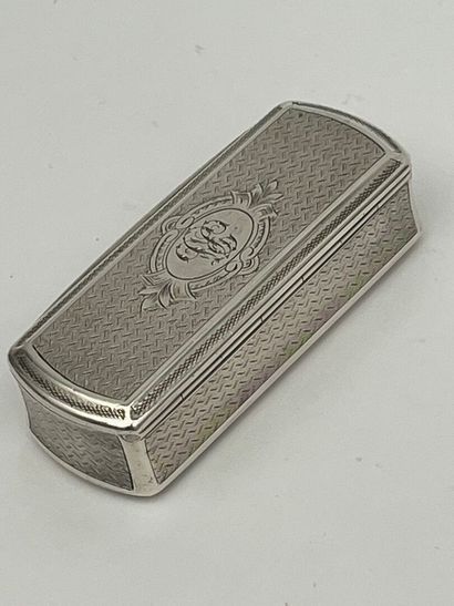 Tabatière ou boite à pillule en argent guilloché....