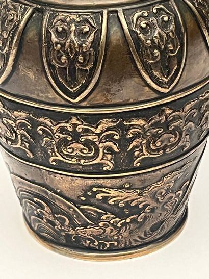 Paire de vases en bronze à décor en relief...