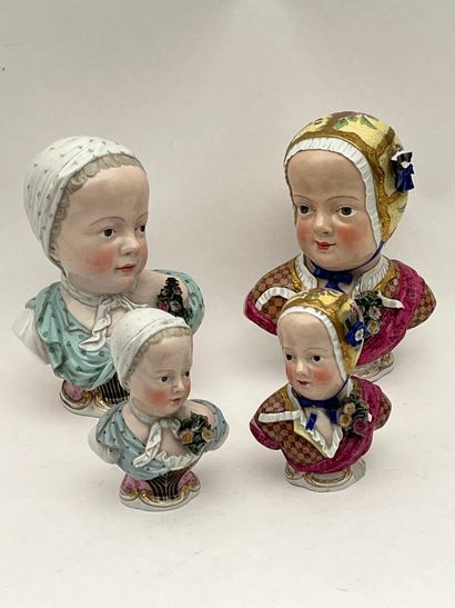 Quatre sujets en porcelaine polychrome.
Bustes...