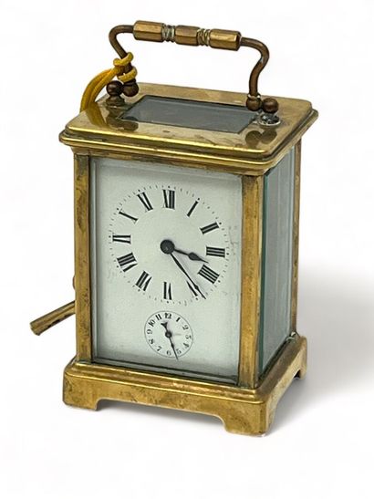Pendule d'officier en laiton doré et verre.
XIXe
H...
