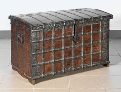 Coffre de voyage en bois teinté et armé de...