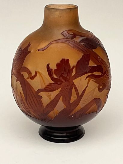GALLE
Vase gourde sur talon en verre multicouche...
