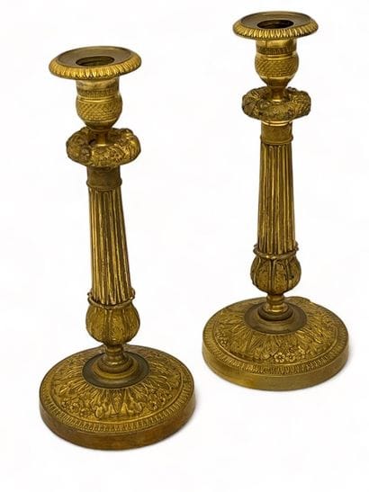 Paire de bougeoirs en laiton doré à de couronnes...