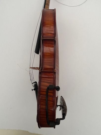 Violon portant une étiquette 