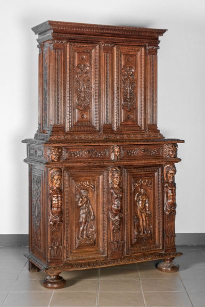 Buffet deux-corps en bois mouluré et sculpté....