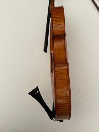 Violon portant un étiquette 