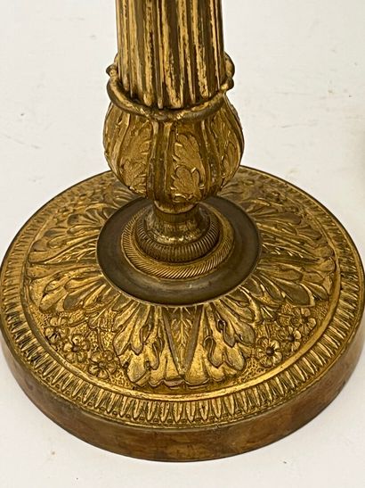 Paire de bougeoirs en laiton doré à de couronnes...