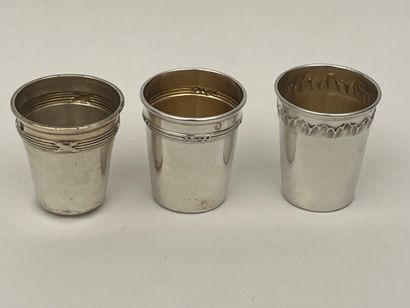 Ensemble de seize verres à liqueur en argent.
Poinçon...