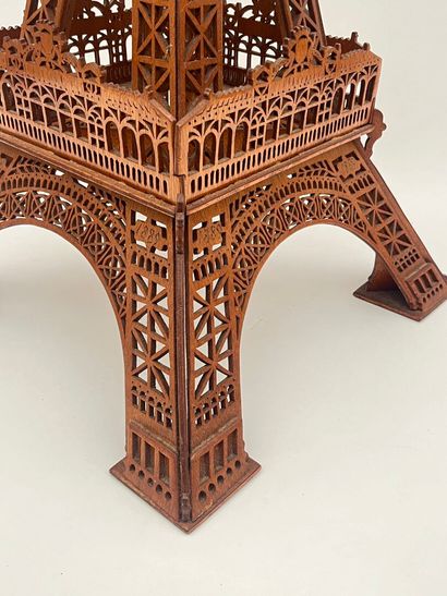 Objet de maîtrise représentant la Tour Eiffel.
Maquette...
