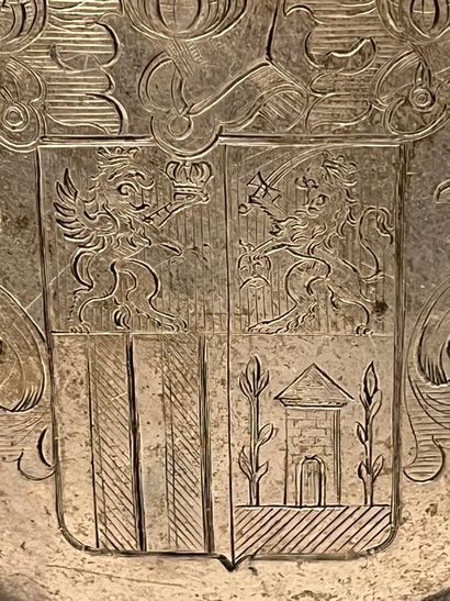 Assiette en argent à décor de blason.
Pays-Bas,...
