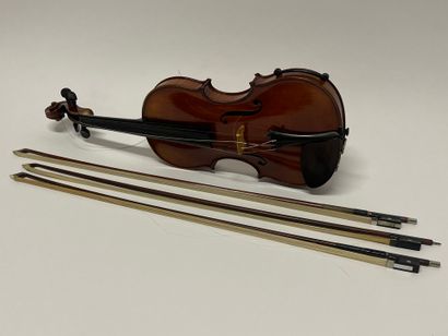 Violon portant une étiquette 