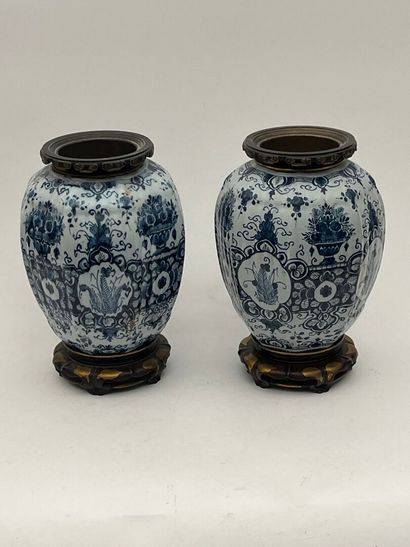 DELFT, XIXe
Paire de vases de forme melonnée...