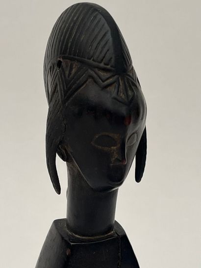 GOURO, Côte d'Ivoire.
Bois dur, très belle...