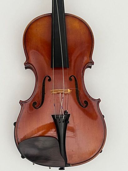 Violon portant une étiquette 