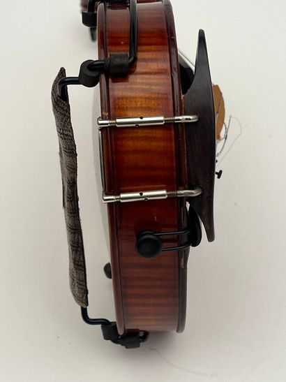 Violon portant une étiquette 