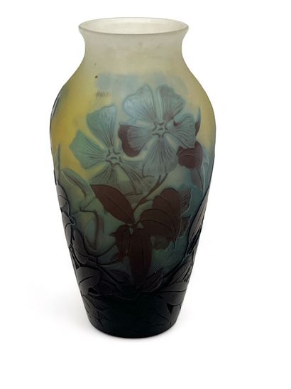 GALLE
Vase en verre multicouche à décor de...