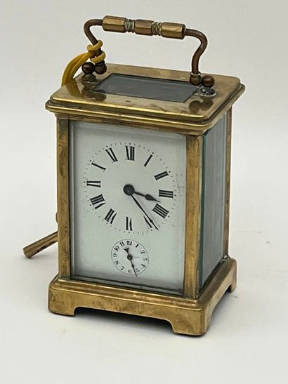 Pendule d'officier en laiton doré et verre.
XIXe
H...