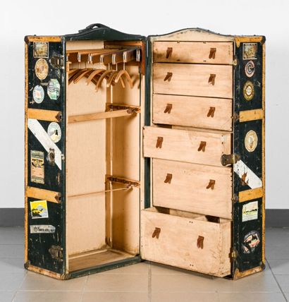 Malle Wardrobe en bois, toile et cuir, mongrammée...