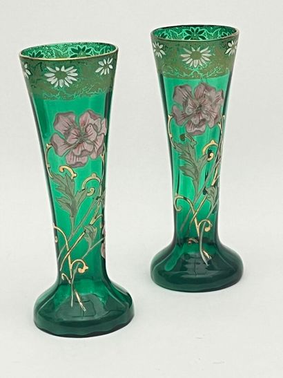Dans l'esprit de MONTJOYE
Paire de vases...