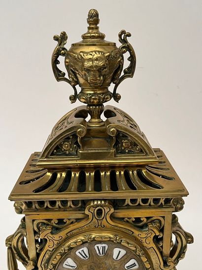 Pendule en bronze ajouré surmonté d'une cassolette.
Fin...