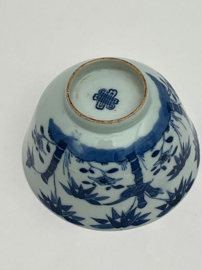 Paire de coupes couvertes en porcelaine blanc...