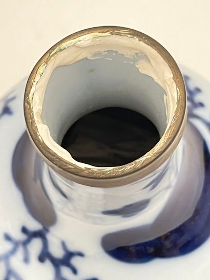 Vase en porcelaine blanc-bleu.
Dans le gout...