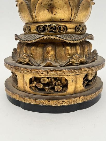 Sculpture en bois doré et laque représentant...