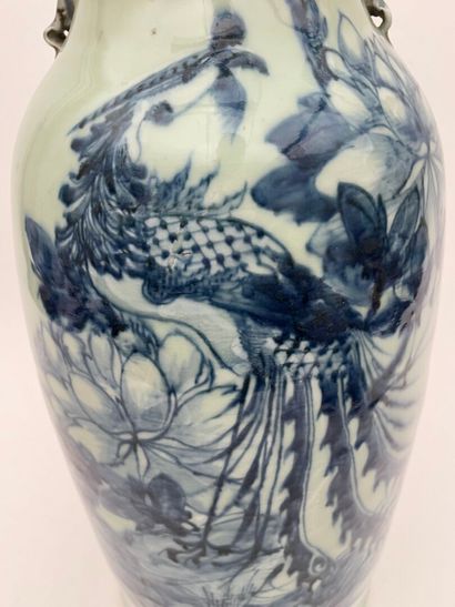Important vase en porcelaine de forme balustre,...