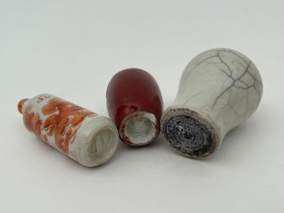 Trois flacons tabatières en porcelaine (décor...