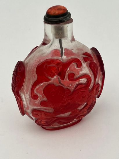 Ensemble de cinq flacons tabatières en verre...