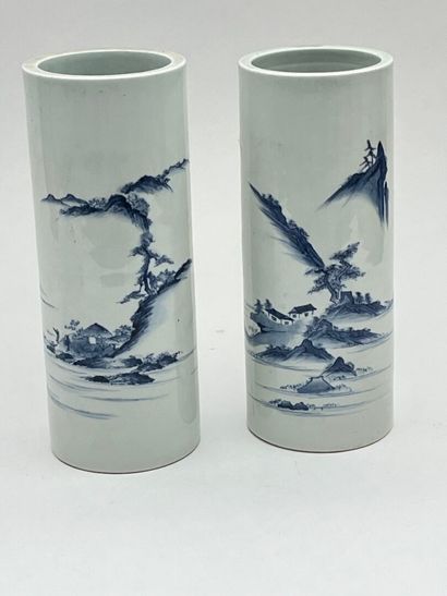Paire de vases cylindriques en porcelaine...