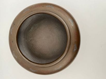 Coupe en bronze à décor niellé de scènes...