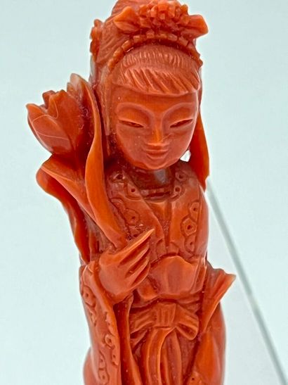 Statuette en corail rouge-orangé représentant...