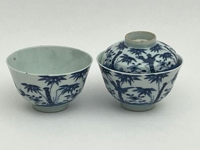 Paire de coupes couvertes en porcelaine blanc...