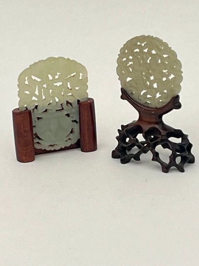 Deux pendentifs en jade céladon ajouré, l'un...