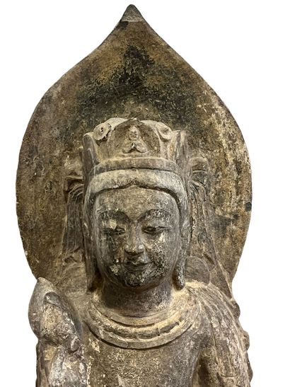 Stèle bouddhique en calcaire gris sculptée.
Chine,...