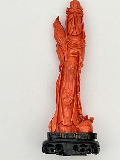 Statuette en corail rouge-orangé représentant...