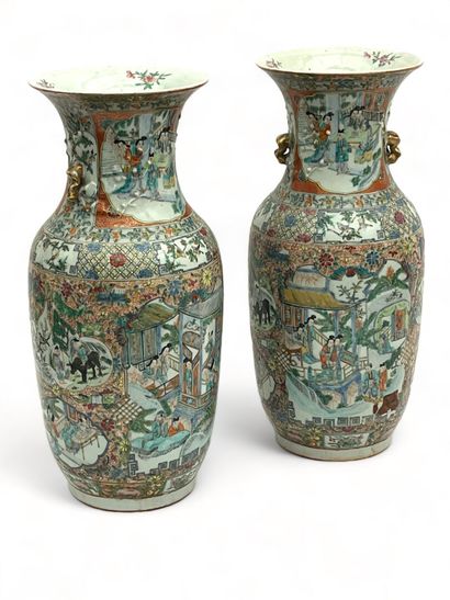 Paire de vases en porcelaine polychrome et...