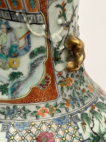 Paire de vases en porcelaine polychrome et...