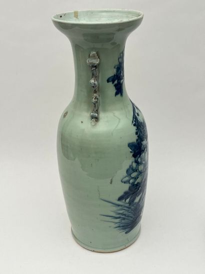 Important vase en porcelaine de forme balustre,...
