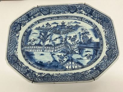 Deux plats octogonaux en porcelaine blanc-...
