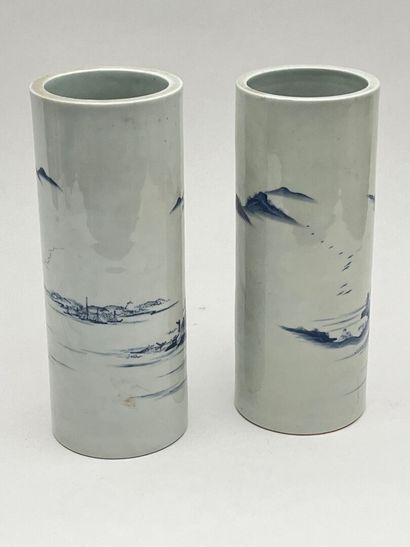 Paire de vases cylindriques en porcelaine...