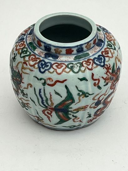 Petit pot de forme globulaire à panse côtelée,...