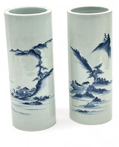 Paire de vases cylindriques en porcelaine...