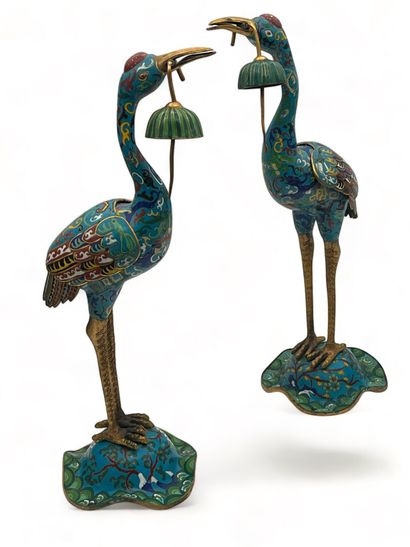 Paire d'échassiers en émaux cloisonnés sur...