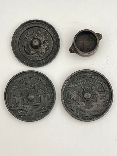 Ensemble comprenant quatre objets en bronze,...