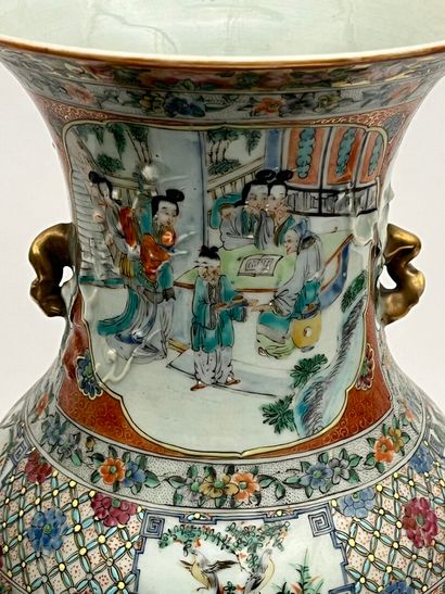 Paire de vases en porcelaine polychrome et...